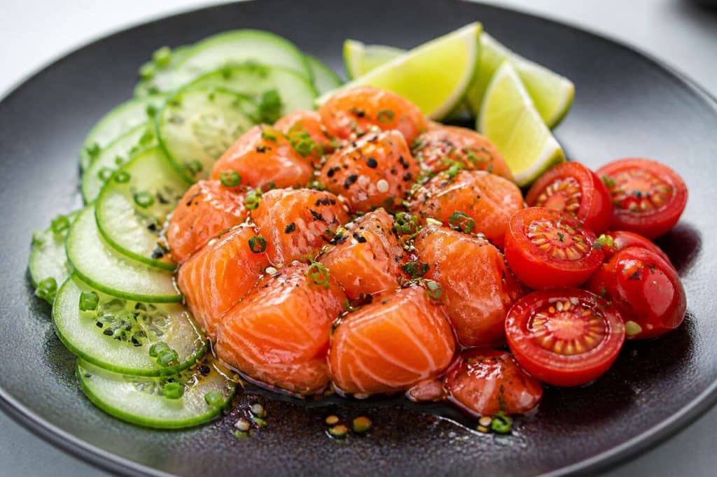 Tartare de saumon au concombre et tomates : recette fraîche et facile