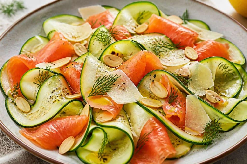 Salade fraîche de courgette crue, saumon fumé et amandes