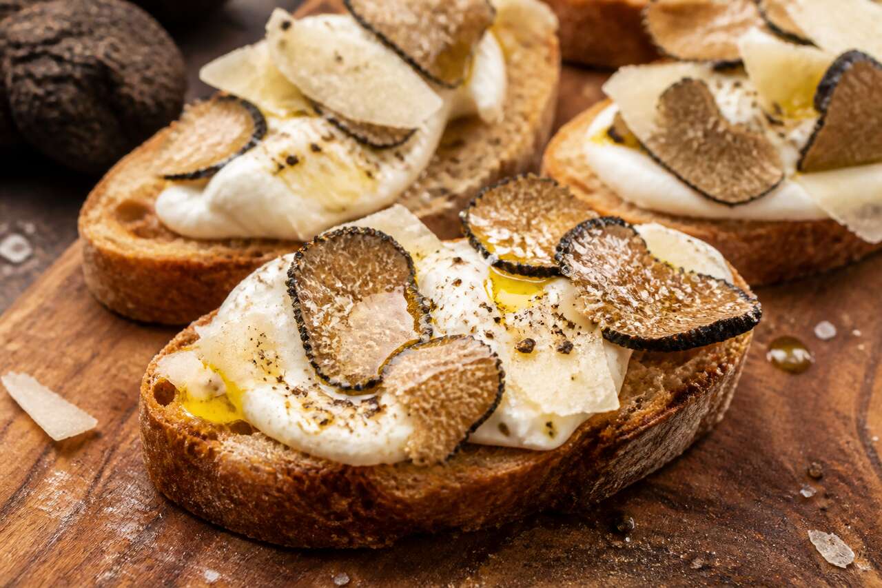 Bruschettas à la truffe d'été : l'apéritif chic et gourmand