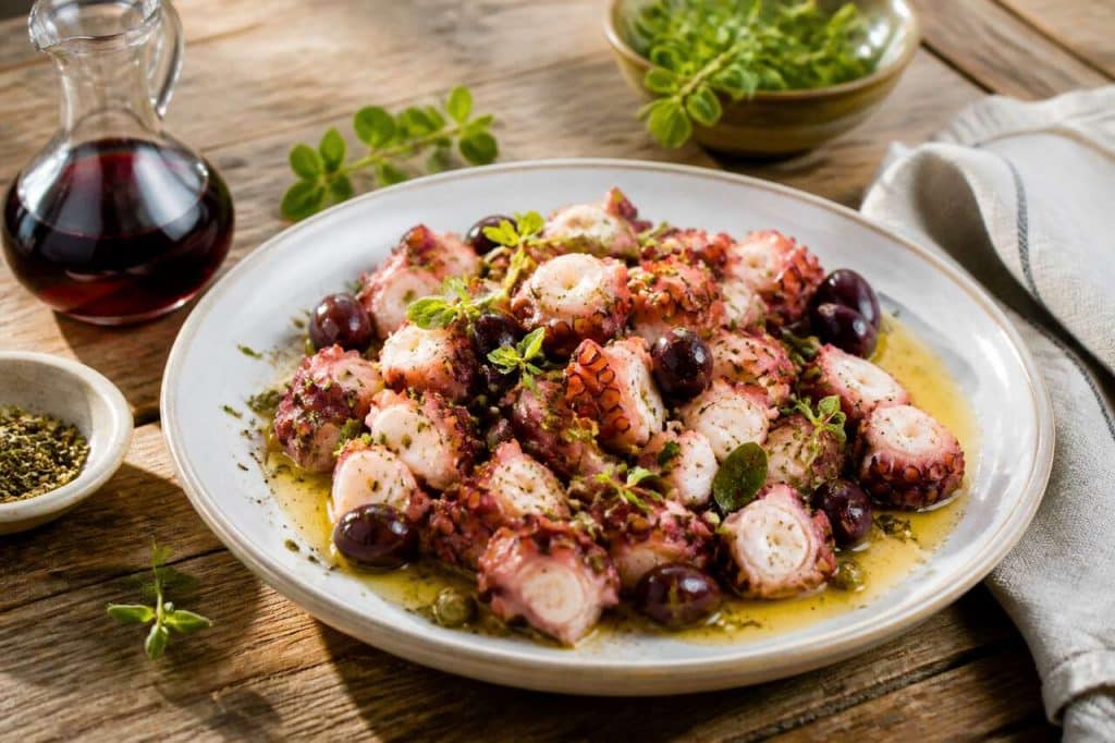 Salade hellénique : poulpe tiède aux herbes et huile d'olive