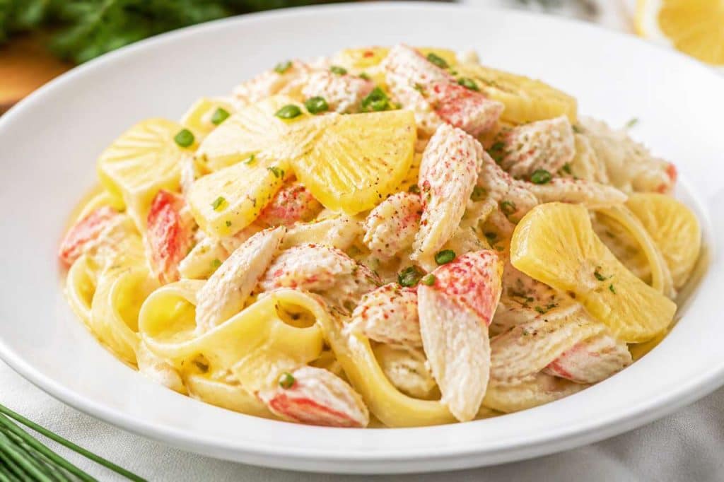 Salade de tagliatelles au crabe et ananas : la recette gourmande