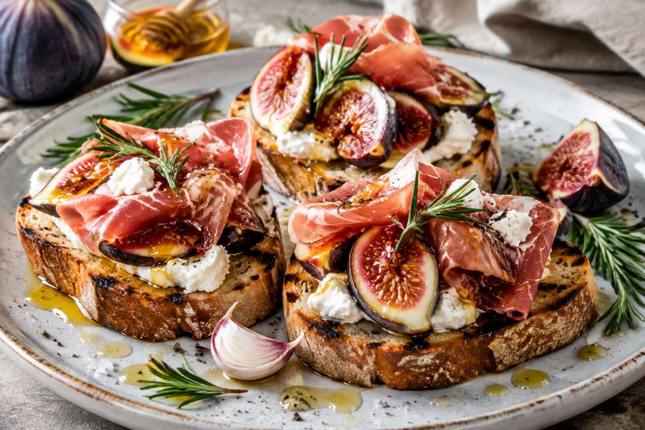 Bruschetta à la figue, jambon de pays et chèvre frais